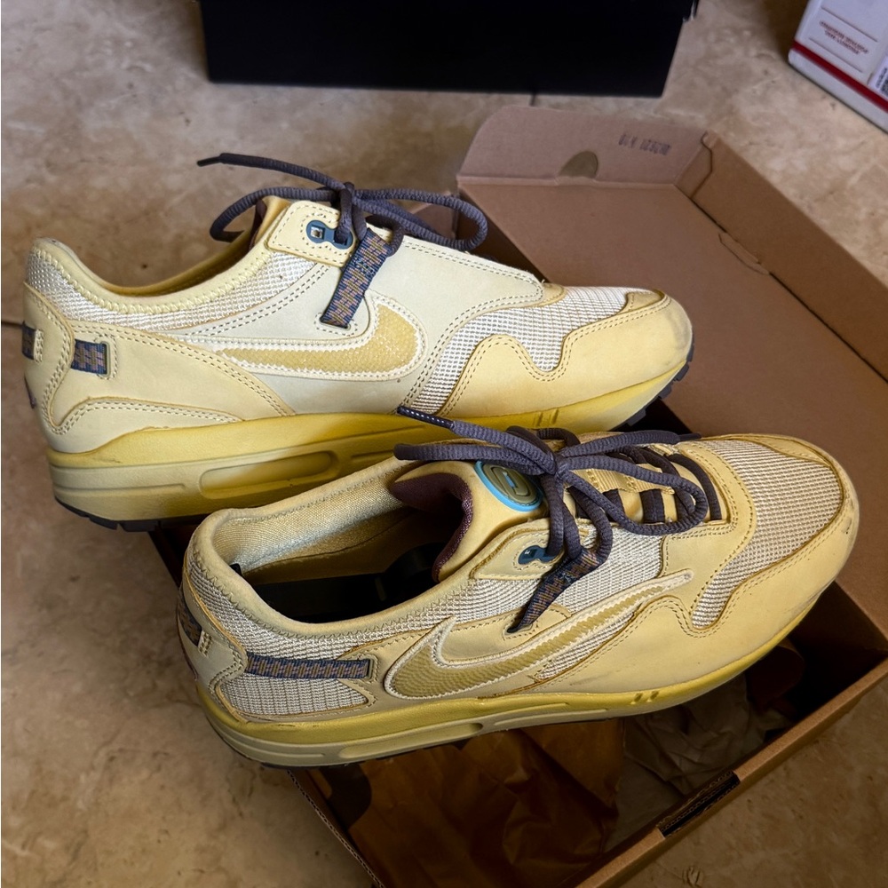 Nike Air Max 1 in Saturn Gold